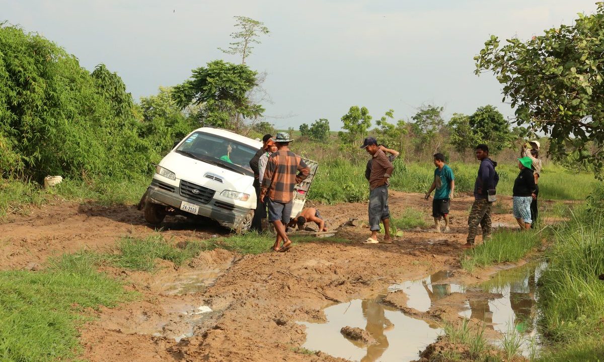 How to Safely Recover a Stuck Vehicle (Mud, Sand, and Snow)