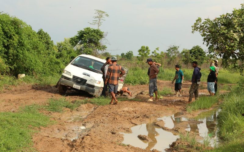 How to Safely Recover a Stuck Vehicle (Mud, Sand, and Snow)