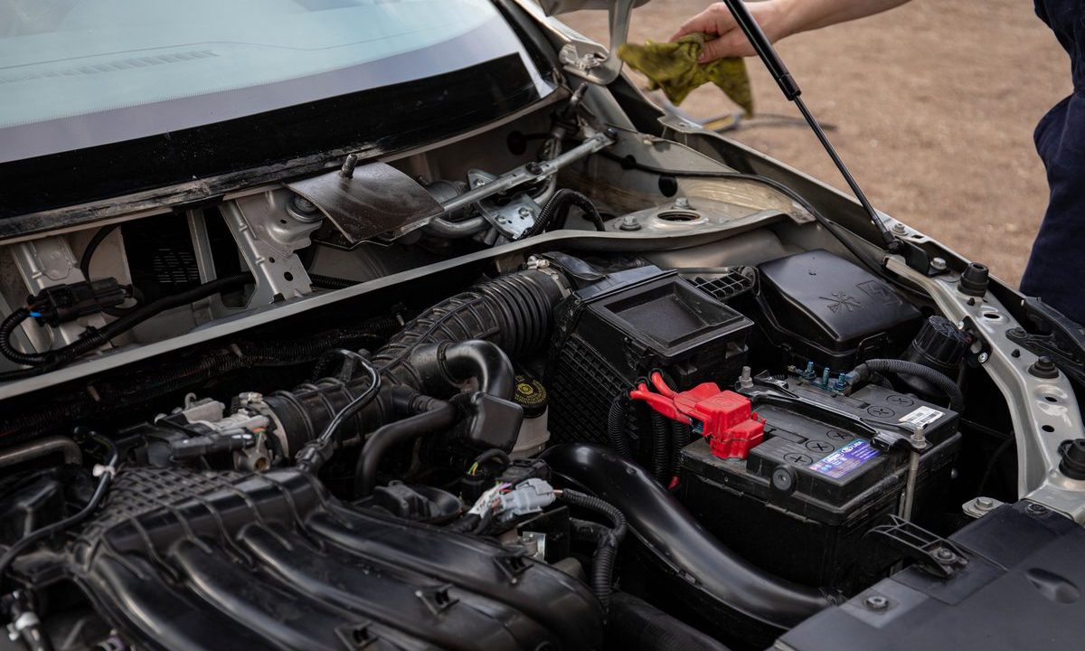 How to Use a Portable Jump Starter to Start a Dead Car (Safely)
