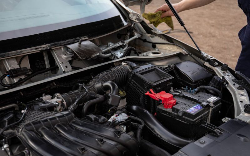 How to Use a Portable Jump Starter to Start a Dead Car (Safely)